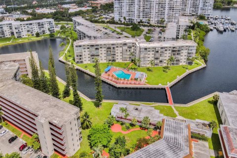 Condominio en venta en Aventura, Florida, 1 dormitorio, 71.35 m2 № 1035307 - foto 12