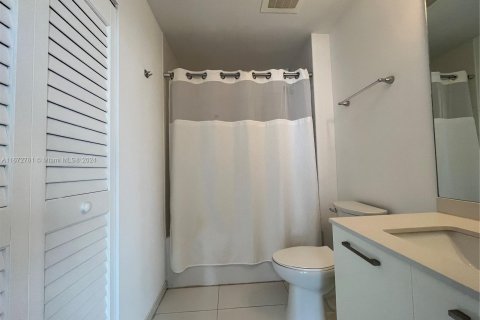 Condo in Miami, Florida, 2 bedrooms  № 1395227 - photo 12