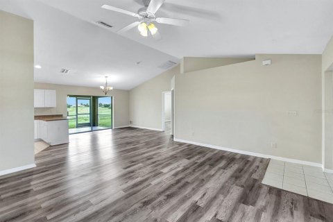 House in Cape Coral, Florida 4 bedrooms, 151.99 sq.m. № 1338189 - photo 13