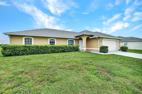 House in Cape Coral, Florida 4 bedrooms, 151.99 sq.m. № 1338189 - photo 9