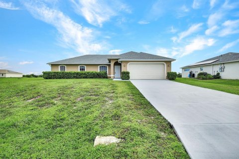 House in Cape Coral, Florida 4 bedrooms, 151.99 sq.m. № 1338189 - photo 1