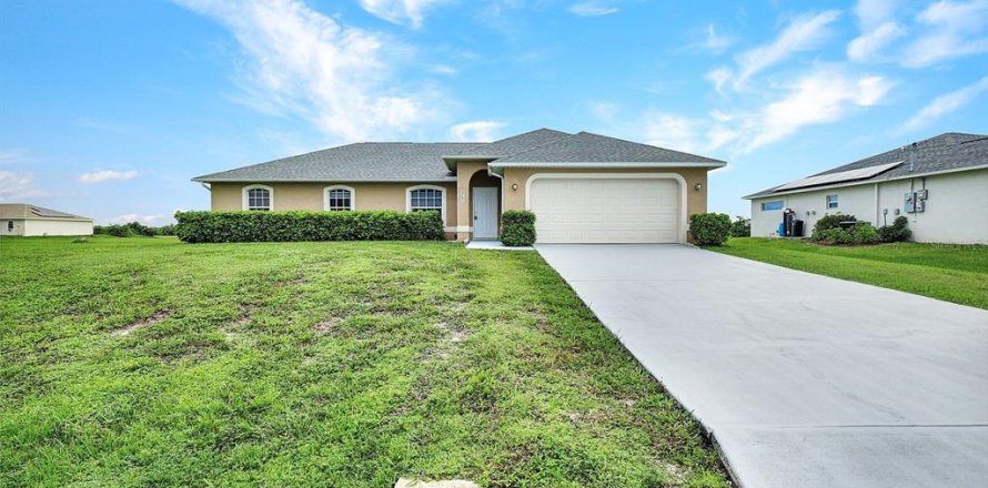 House in Cape Coral, Florida 4 bedrooms, 151.99 sq.m. № 1338189