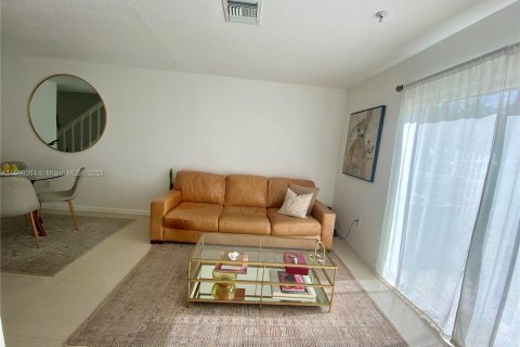 Townhouse in North Miami Beach, Florida 3 bedrooms, 109.81 sq.m. № 1229982 - photo 9