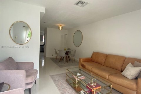 Townhouse in North Miami Beach, Florida 3 bedrooms, 109.81 sq.m. № 1229982 - photo 11