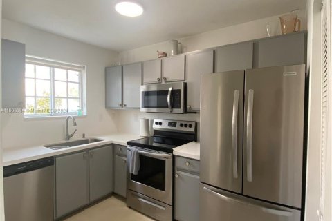 Townhouse in North Miami Beach, Florida 3 bedrooms, 109.81 sq.m. № 1229982 - photo 2