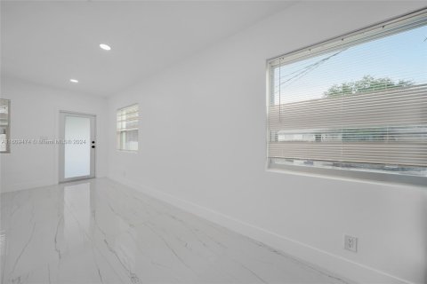 Propiedad comercial en venta en Miami, Florida, 128.02 m2 № 1385570 - foto 11