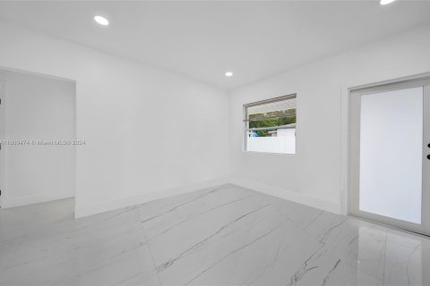 Propiedad comercial en venta en Miami, Florida, 128.02 m2 № 1385570 - foto 17