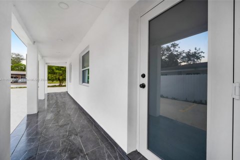 Immobilier commercial à vendre à Miami, Floride: 128.02 m2 № 1385570 - photo 6