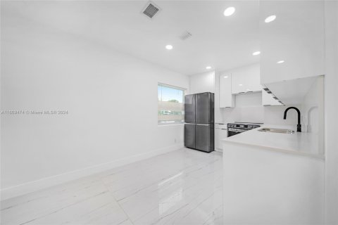 Propiedad comercial en venta en Miami, Florida, 128.02 m2 № 1385570 - foto 9