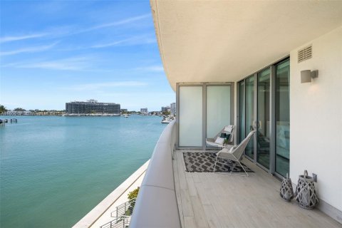 Condo in Miami Beach, Florida, 2 bedrooms  № 1385569 - photo 23