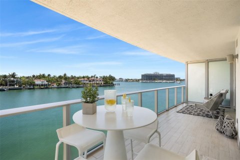 Condo in Miami Beach, Florida, 2 bedrooms  № 1385569 - photo 1