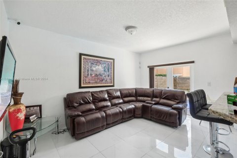 House in Miami, Florida 5 bedrooms № 1385571 - photo 13