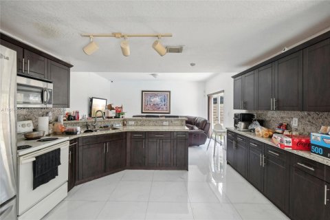 Villa ou maison à vendre à Miami, Floride: 5 chambres № 1385571 - photo 6