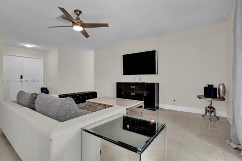 Casa en venta en Tamarac, Florida, 3 dormitorios, 158.4 m2 № 1409433 - foto 2