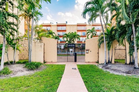 Condominio en venta en Hialeah, Florida, 1 dormitorio, 76.18 m2 № 1413798 - foto 1