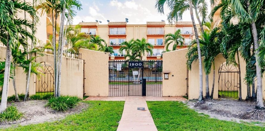 Condominio en Hialeah, Florida, 1 dormitorio  № 1413798