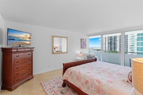 Condo in Miami, Florida, 2 bedrooms  № 1395969 - photo 14