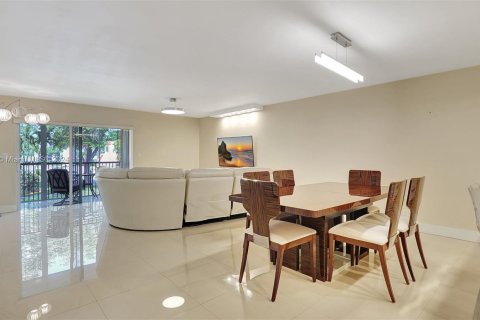 Copropriété à vendre à Pembroke Pines, Floride: 2 chambres, 144 m2 № 1206444 - photo 3