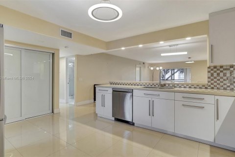 Copropriété à vendre à Pembroke Pines, Floride: 2 chambres, 144 m2 № 1206444 - photo 11