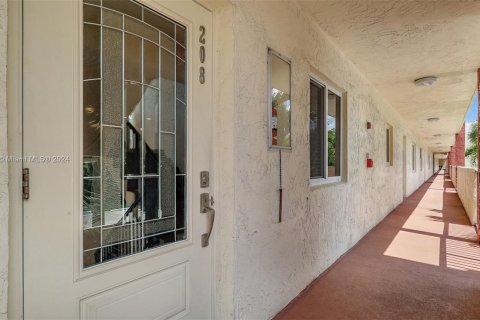 Condo in Pembroke Pines, Florida, 2 bedrooms  № 1206444 - photo 29