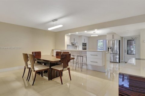 Copropriété à vendre à Pembroke Pines, Floride: 2 chambres, 144 m2 № 1206444 - photo 2