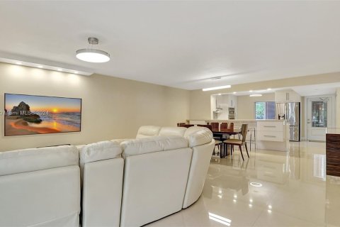 Copropriété à vendre à Pembroke Pines, Floride: 2 chambres, 144 m2 № 1206444 - photo 4