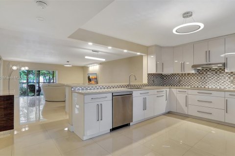 Copropriété à vendre à Pembroke Pines, Floride: 2 chambres, 144 m2 № 1206444 - photo 1