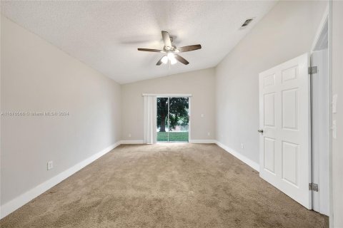 House in Davie, Florida 4 bedrooms, 172.61 sq.m. № 1401184 - photo 13