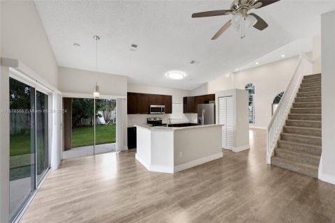 House in Davie, Florida 4 bedrooms, 172.61 sq.m. № 1401184 - photo 6