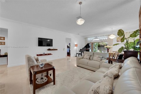 House in Weston, Florida 3 bedrooms, 194.26 sq.m. № 1401186 - photo 5