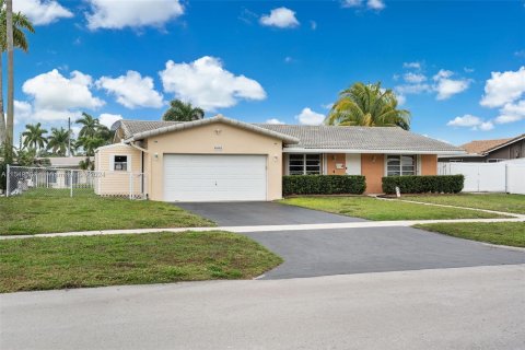 House in Plantation, Florida 3 bedrooms, 152.36 sq.m. № 1059739 - photo 2