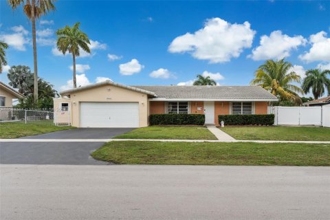 House in Plantation, Florida 3 bedrooms, 152.36 sq.m. № 1059739 - photo 3