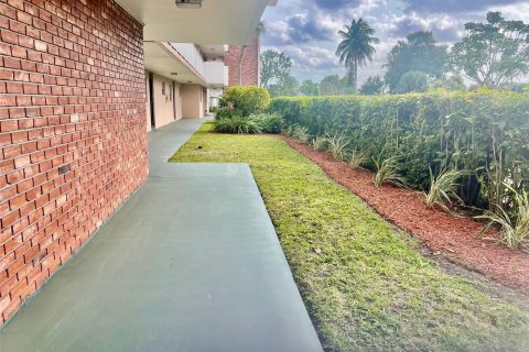 Condo in Lauderdale Lakes, Florida, 1 bedroom  № 1027062 - photo 9