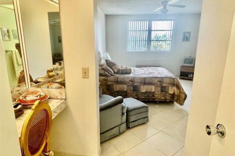 Condo in Lauderdale Lakes, Florida, 1 bedroom  № 1027062 - photo 15