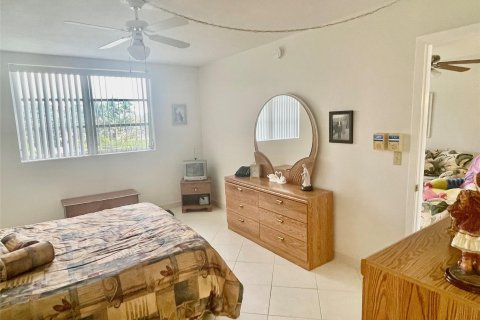 Condo in Lauderdale Lakes, Florida, 1 bedroom  № 1027062 - photo 16