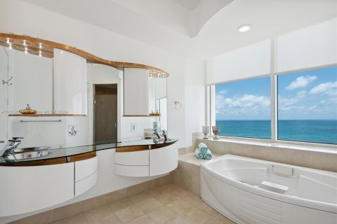 Condo in Sunny Isles Beach, Florida, 3 bedrooms  № 1409004 - photo 17