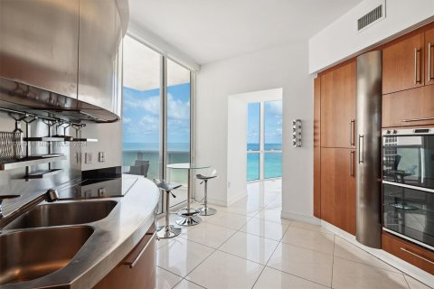 Condo in Sunny Isles Beach, Florida, 3 bedrooms  № 1409004 - photo 11