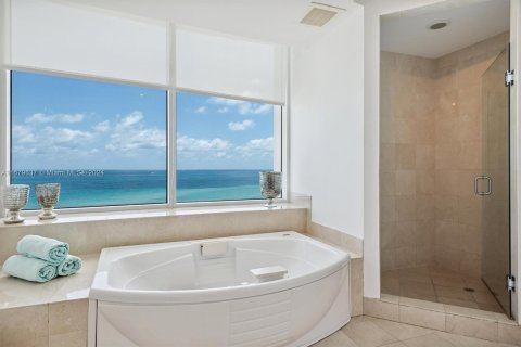 Condo in Sunny Isles Beach, Florida, 3 bedrooms  № 1409004 - photo 18