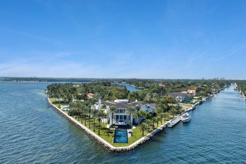Villa ou maison à vendre à Coral Gables, Floride: 8 chambres, 1761.71 m2 № 1017882 - photo 1