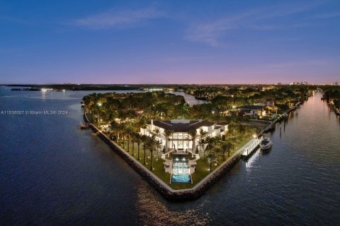 Villa ou maison à vendre à Coral Gables, Floride: 8 chambres, 1761.71 m2 № 1017882 - photo 4