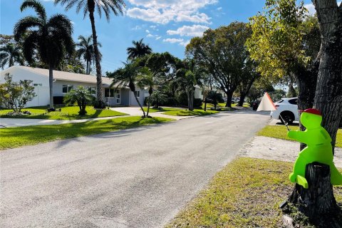 Villa ou maison à vendre à Dania Beach, Floride: 3 chambres, 146.32 m2 № 1030805 - photo 2