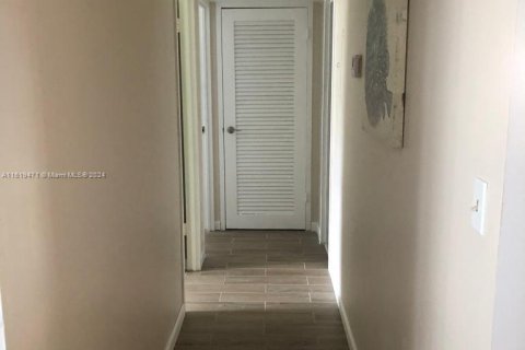 Condo in Hallandale Beach, Florida, 2 bedrooms  № 1240585 - photo 18