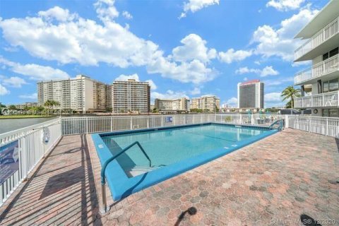 Condo in Hallandale Beach, Florida, 2 bedrooms  № 1240585 - photo 10