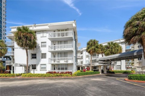 Condo in Hallandale Beach, Florida, 2 bedrooms  № 1240585 - photo 8