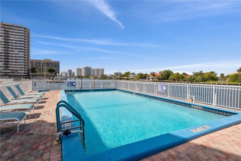 Condominio en venta en Hallandale Beach, Florida, 2 dormitorios, 87.79 m2 № 1240585 - foto 2