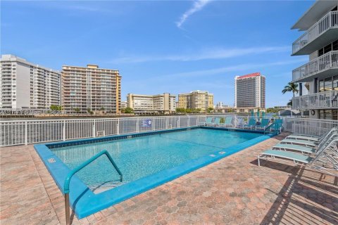 Copropriété à vendre à Hallandale Beach, Floride: 2 chambres, 87.79 m2 № 1240585 - photo 1