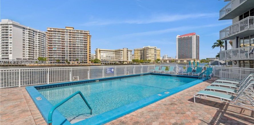 Condo à Hallandale Beach, Floride, 2 chambres  № 1240585