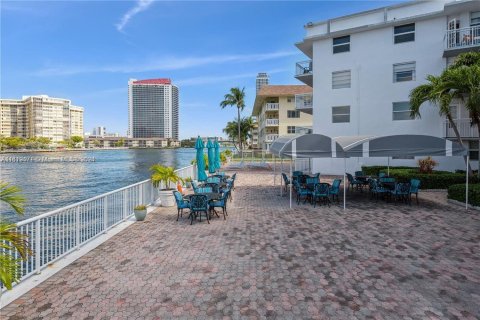 Copropriété à vendre à Hallandale Beach, Floride: 2 chambres, 87.79 m2 № 1240585 - photo 3