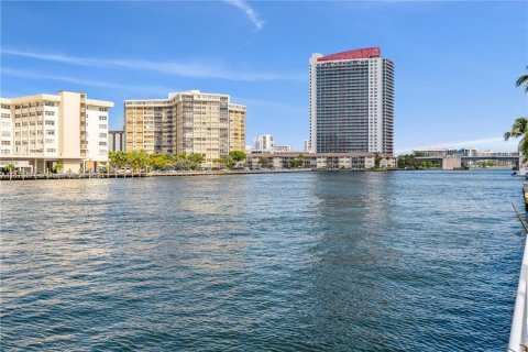 Condominio en venta en Hallandale Beach, Florida, 2 dormitorios, 87.79 m2 № 1240585 - foto 4