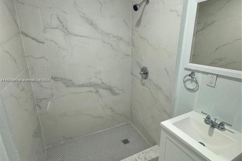 Propiedad comercial en alquiler en Miami, Florida, 1 dormitorio, 108.14 m2 № 1394979 - foto 3